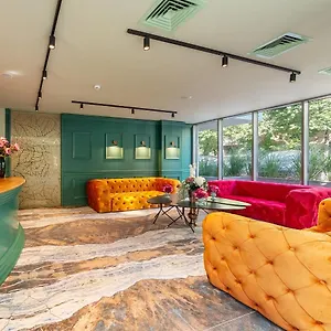 شقة فندقية Tomis Garden ***