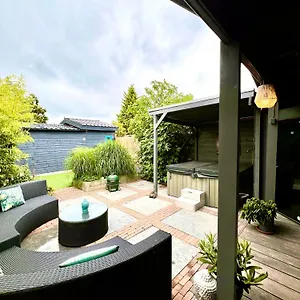 https://cozy-chalet-with-sauna-jacuzzi-and-yard-near-amsterdam.thehaguehotels.net